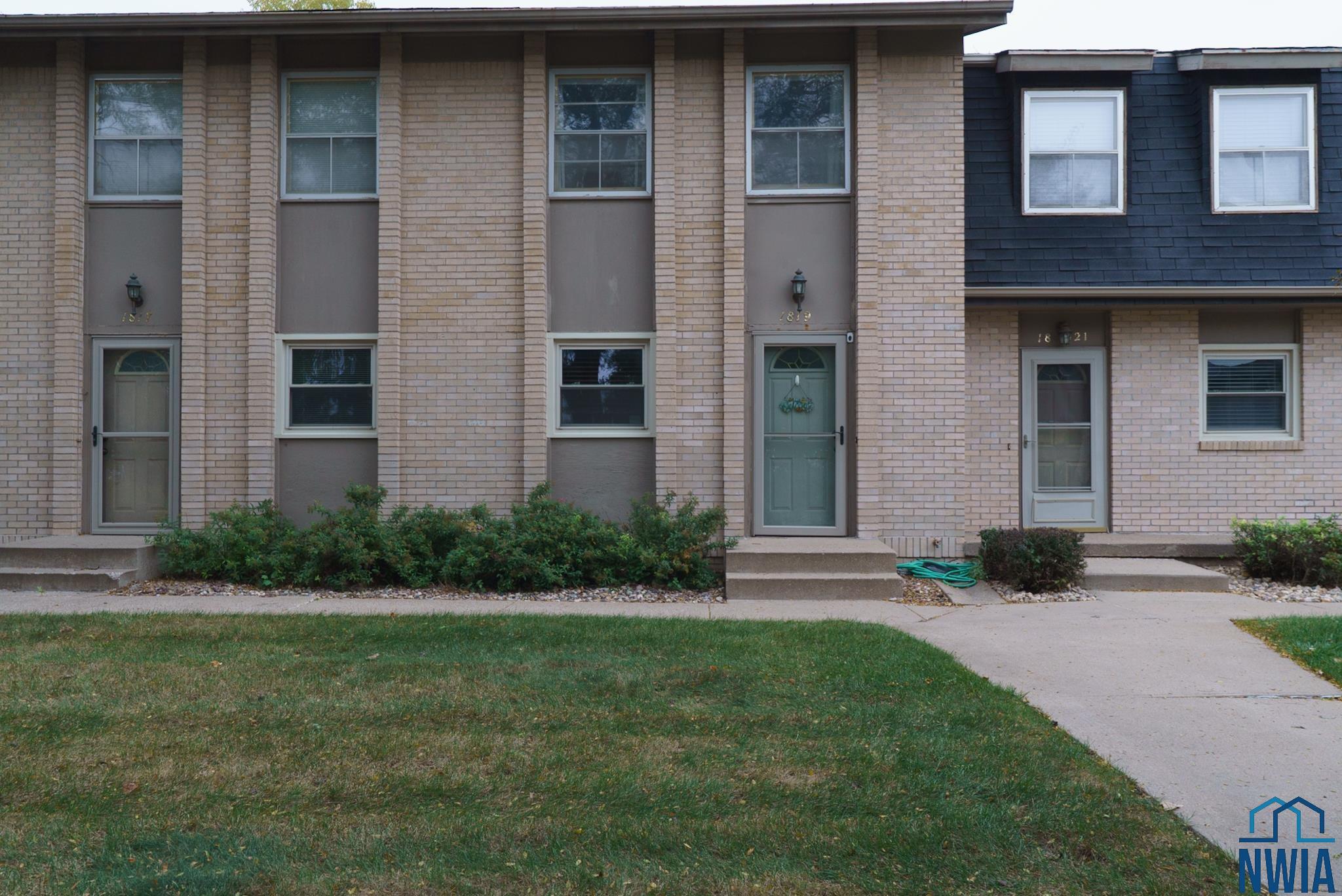 1819 Indian Hills Dr, Sioux City, IA 51104 