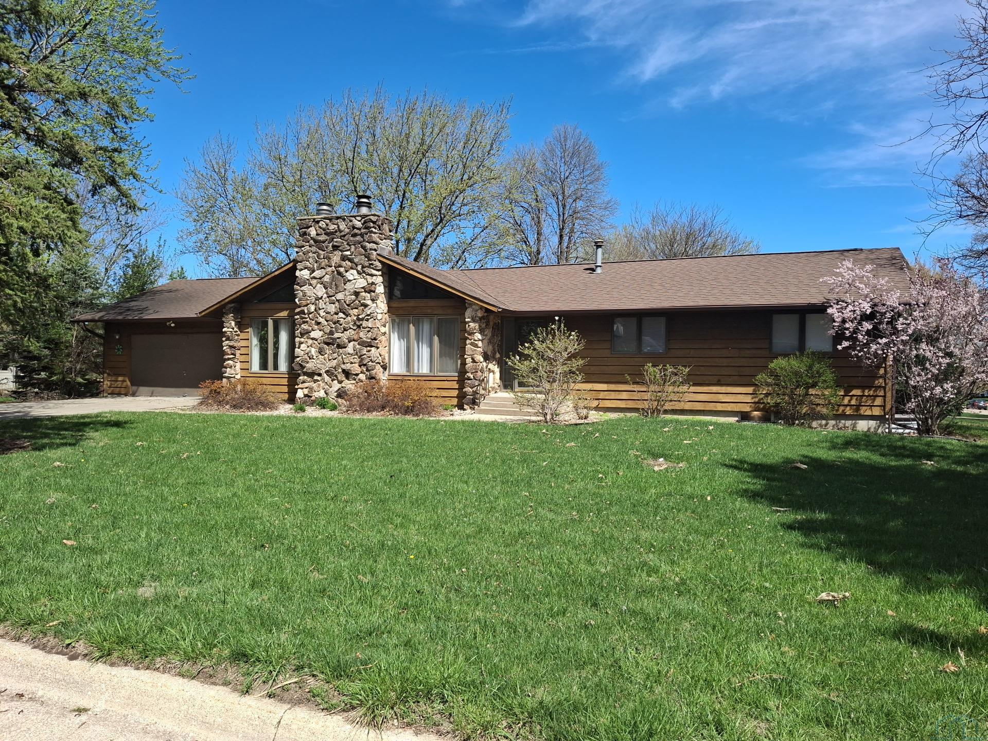 3102 LEONA DR, Storm Lake, IA 50588 