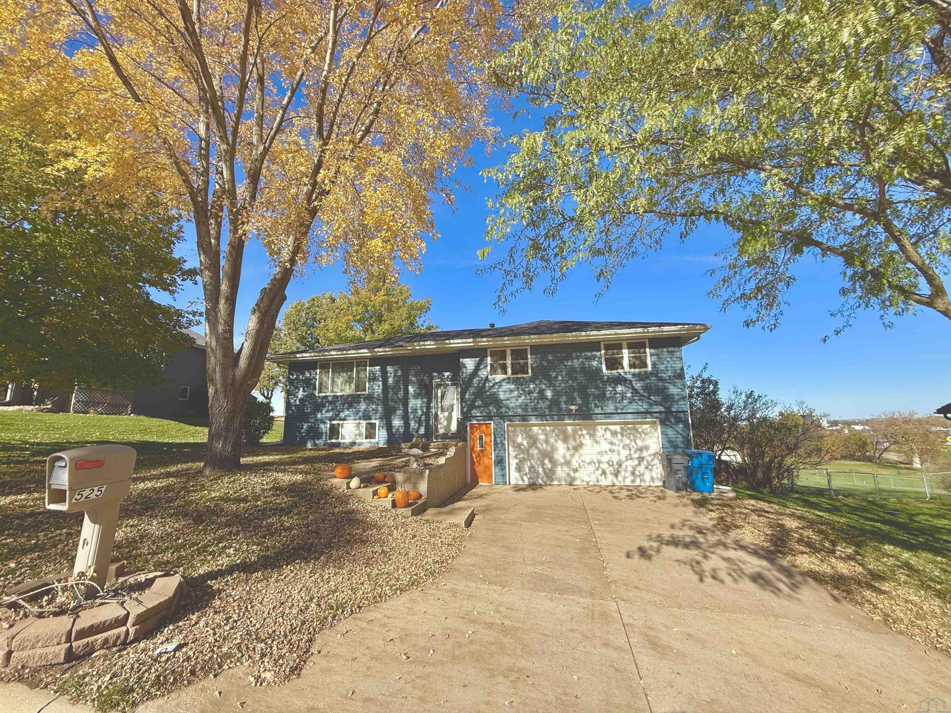 525 TITAN RD, Hinton, IA 51024 