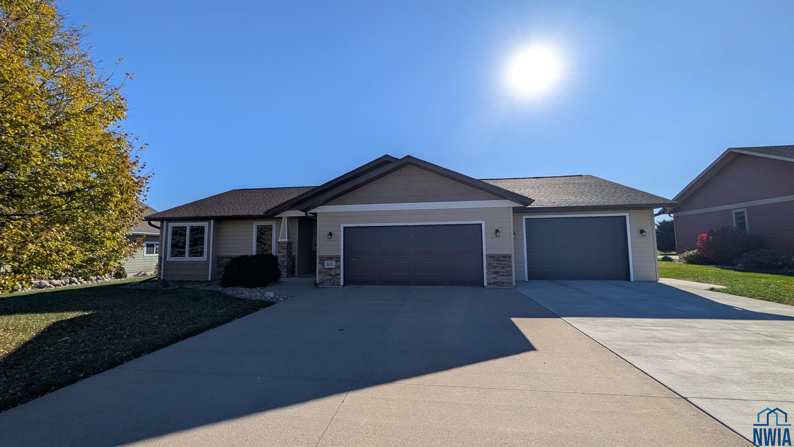 927 16TH ST SE, Sioux Center, IA 51250 