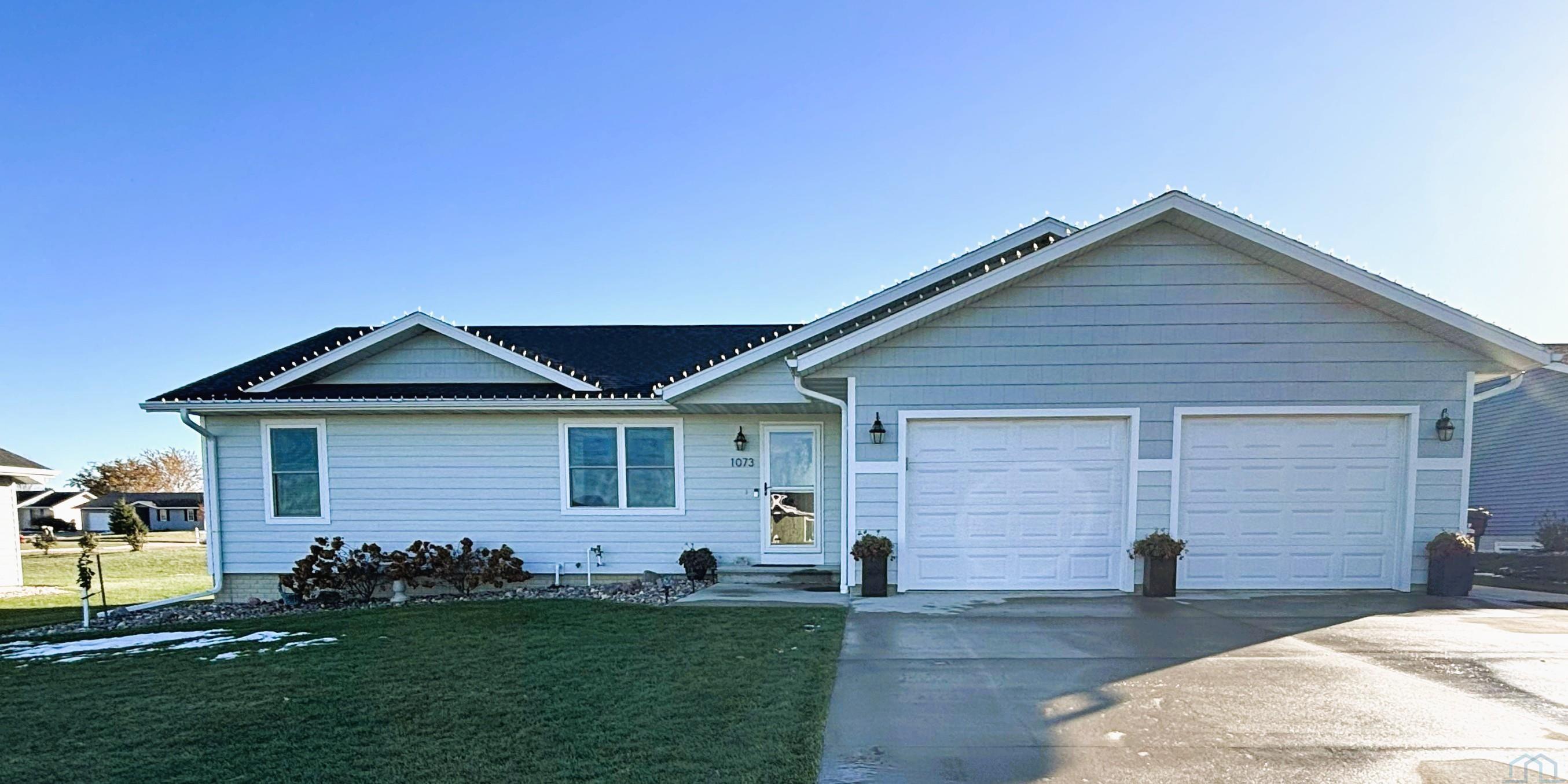 1073 14th Cir NE, Sioux Center, IA 51250 