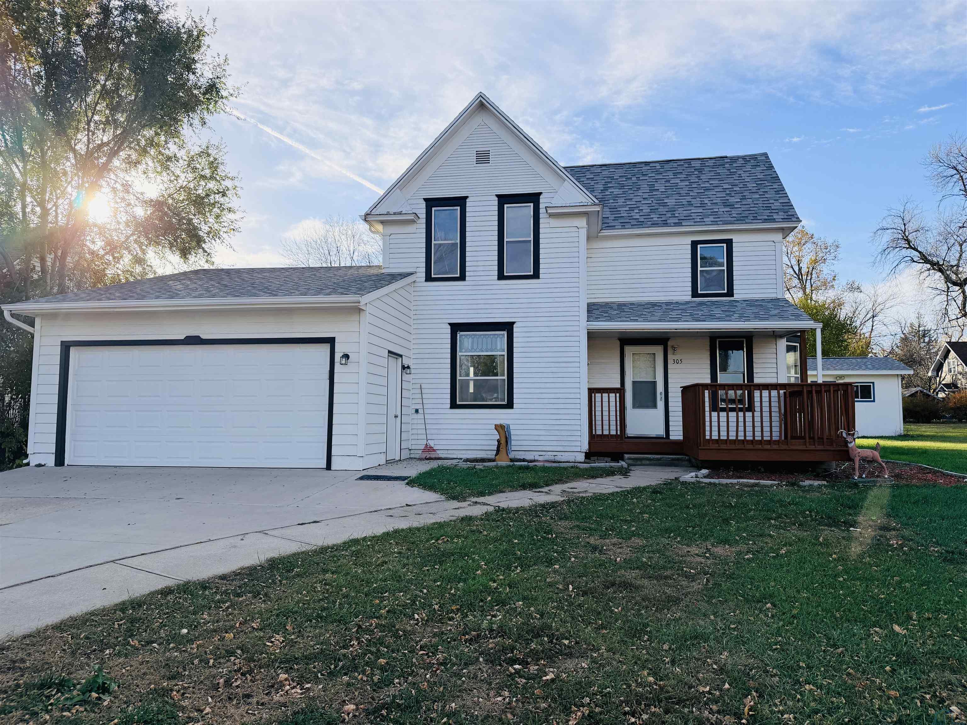 305 N Main St., Lennox, SD 57039 