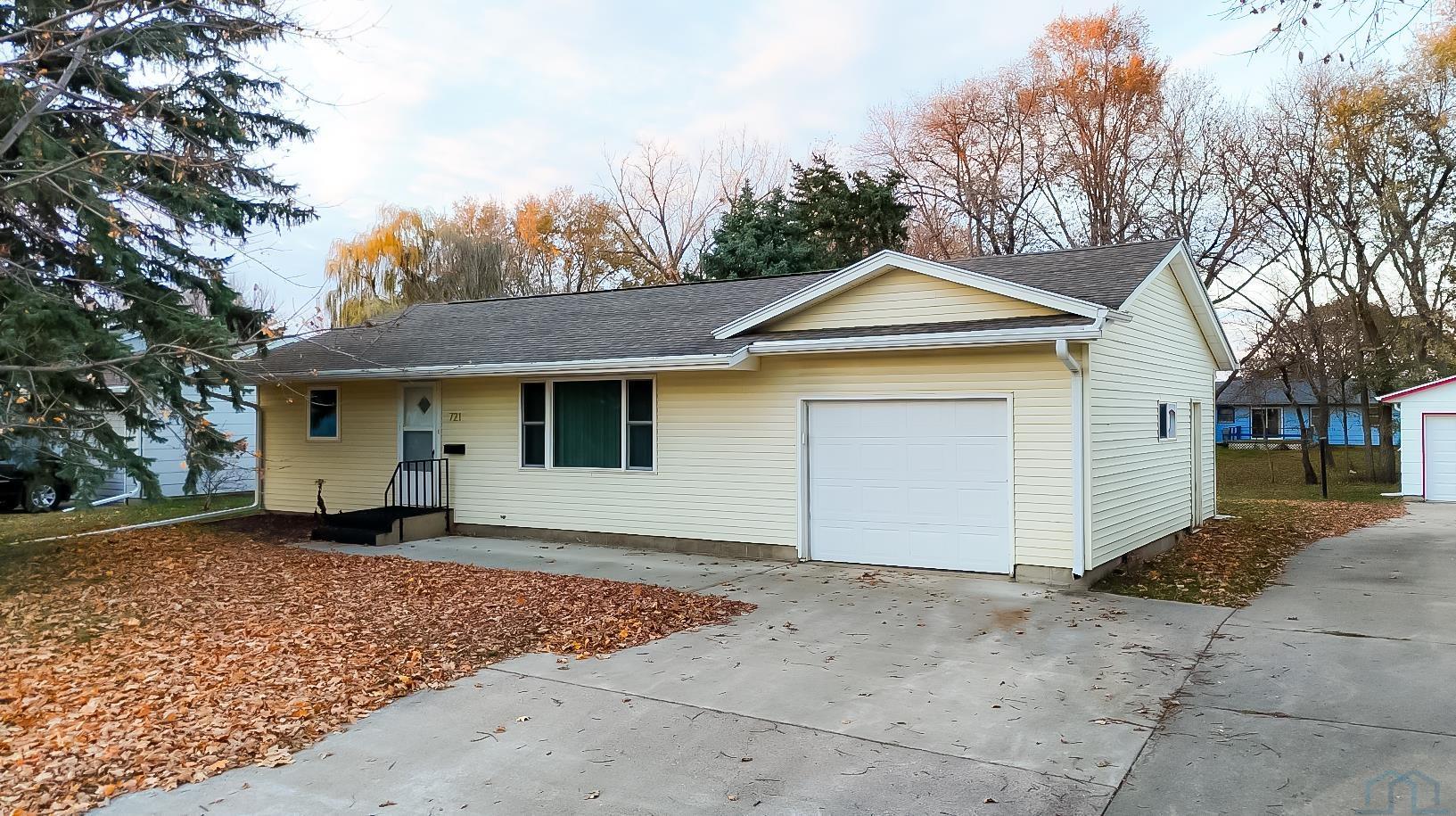 721 Clark W, Vermillion, SD 57069 