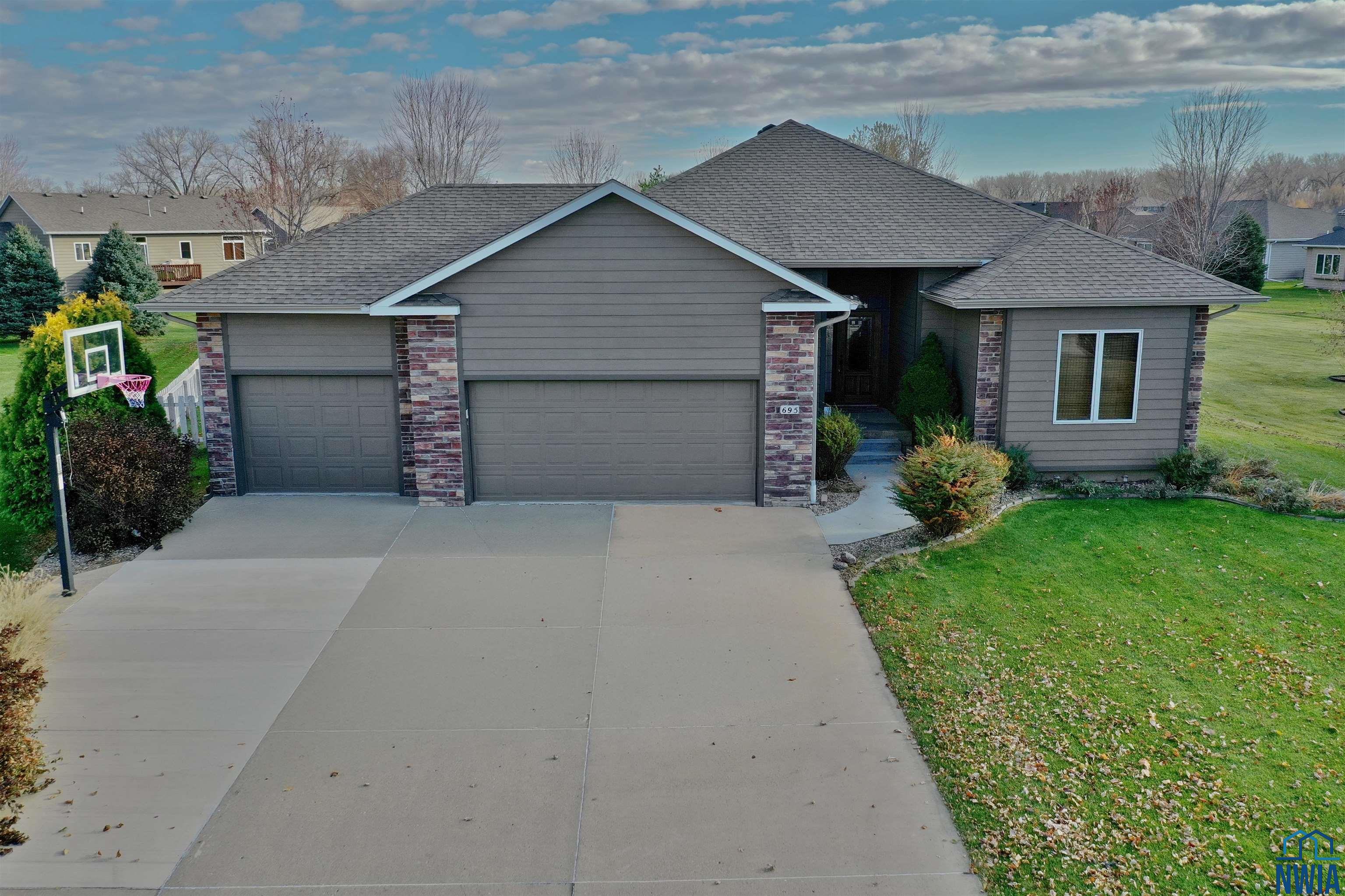 695 MEADOWLARK CIR, Dakota Dunes, SD 57049 