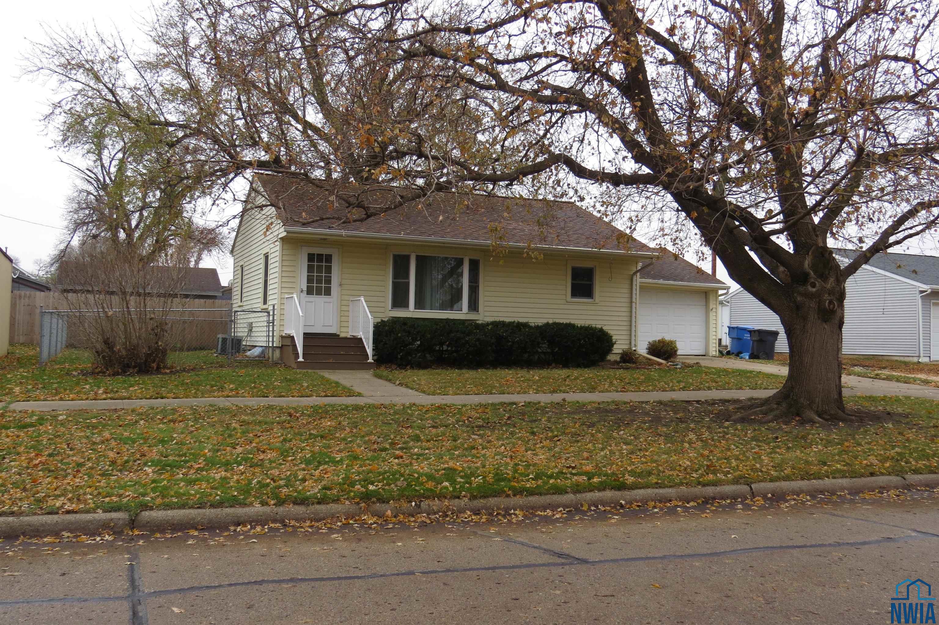 418 3rd St. NW, LeMars, IA 51031 
