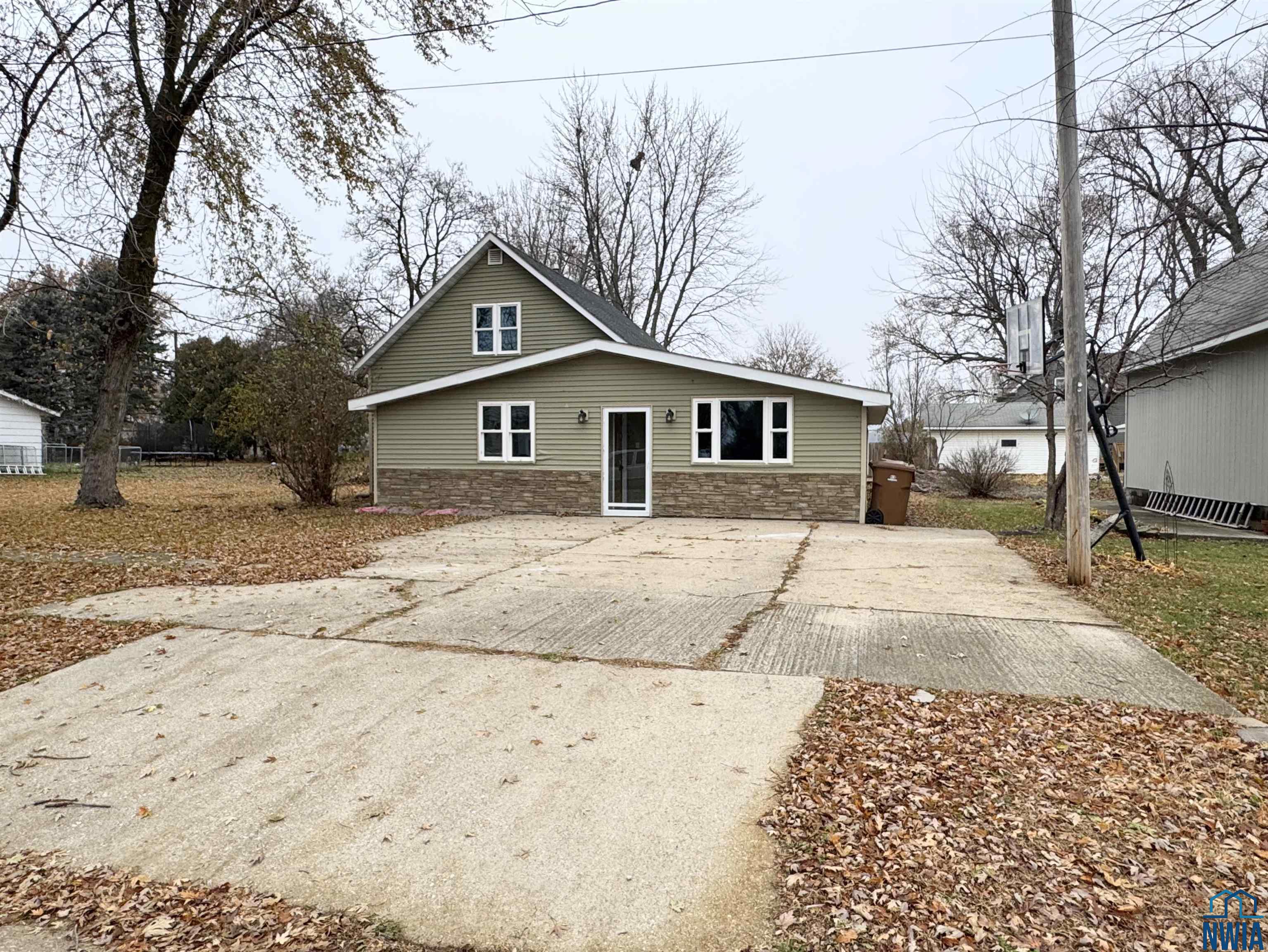 136 CEDAR ST W, Newell, IA 50568 