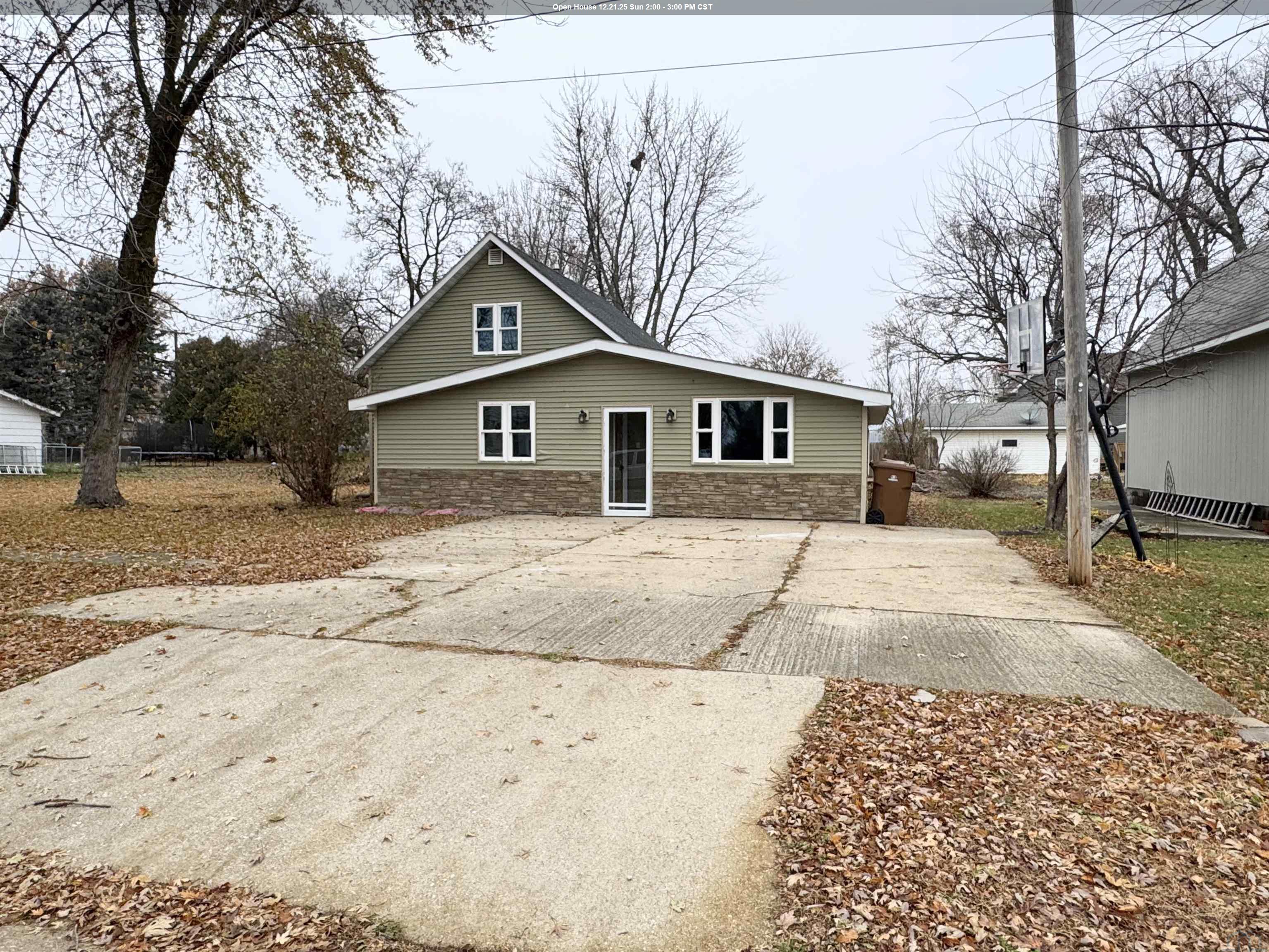 136 CEDAR ST W, Newell, IA 50568 