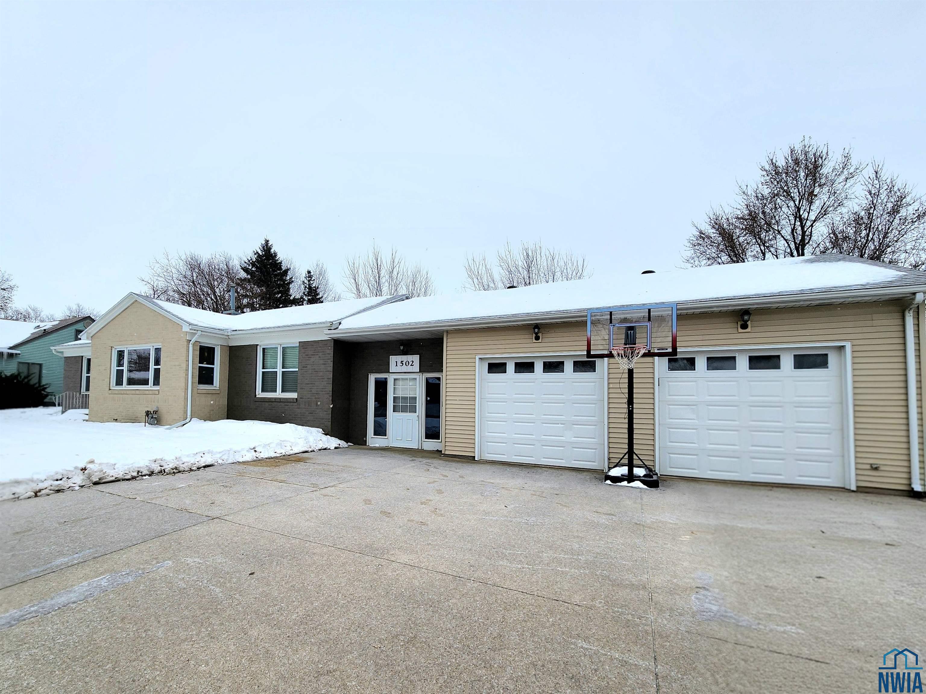 1502 2nd Street, Hull, IA 51239 