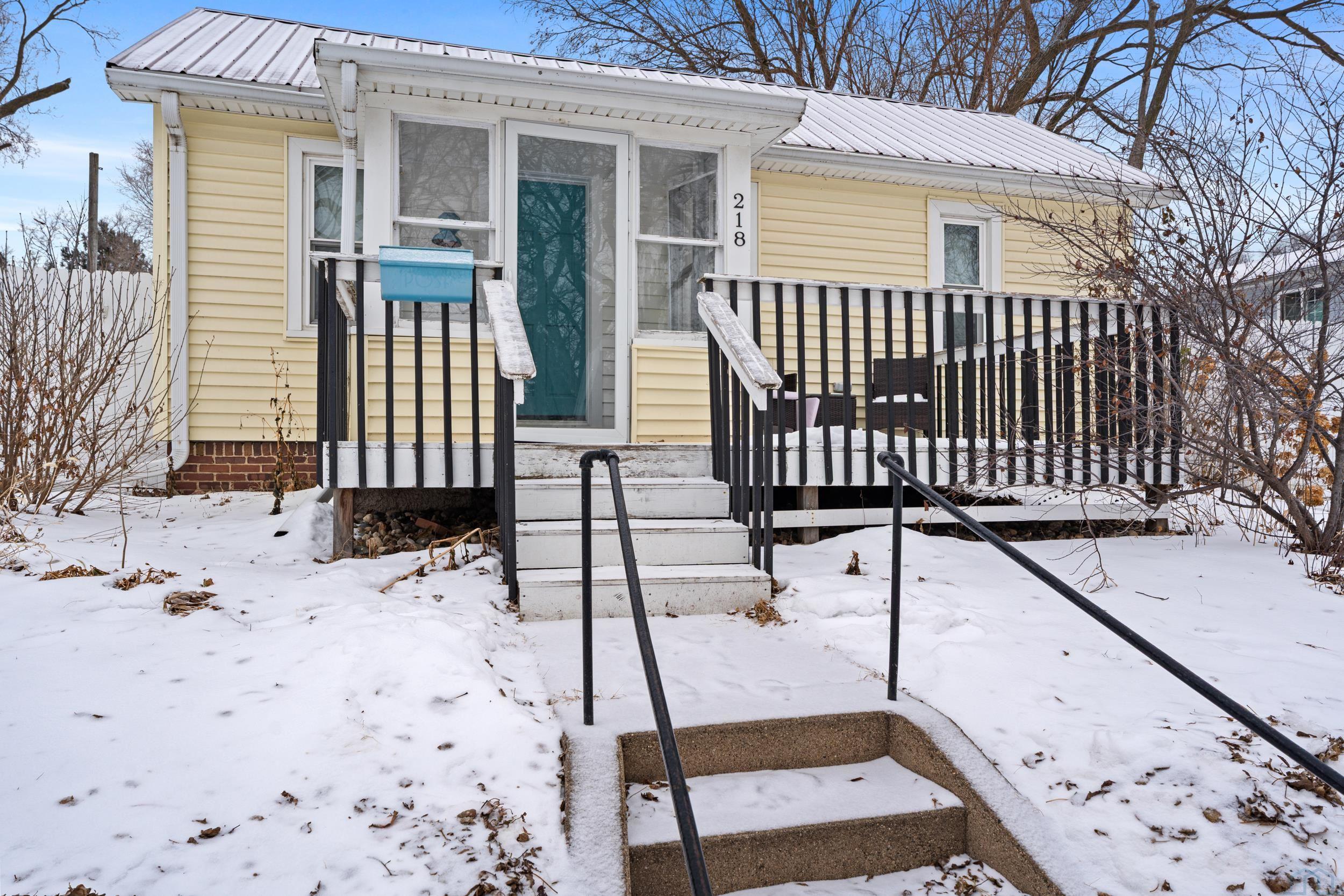 218 Center, Vermillion, SD 57069 