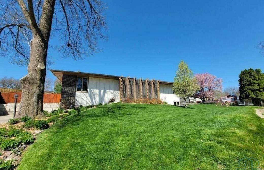 2701 Sunnyside Ct, Sioux City, IA 51106 