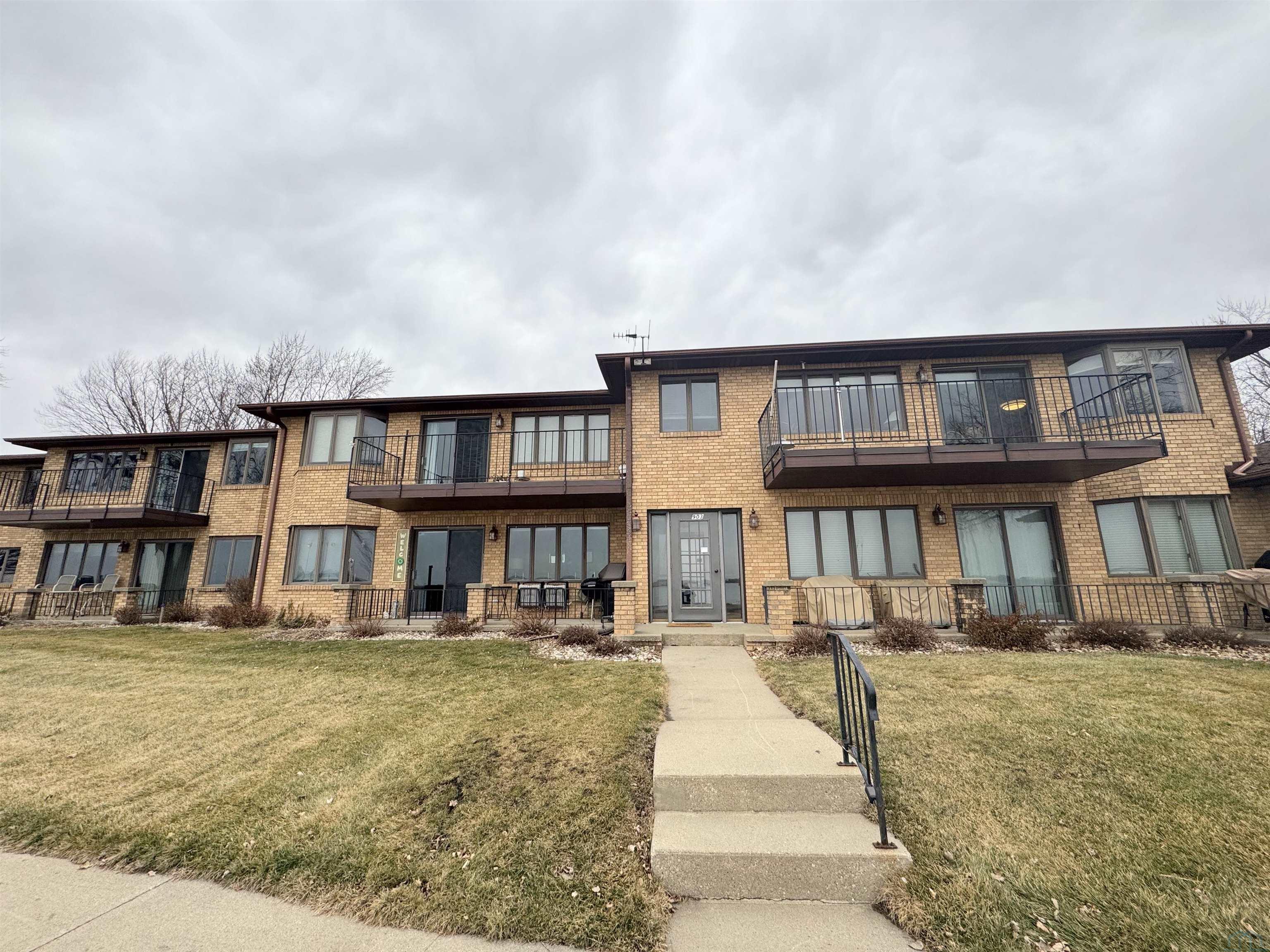 903 LAKESHORE DR E #4, Storm Lake, IA 50588 