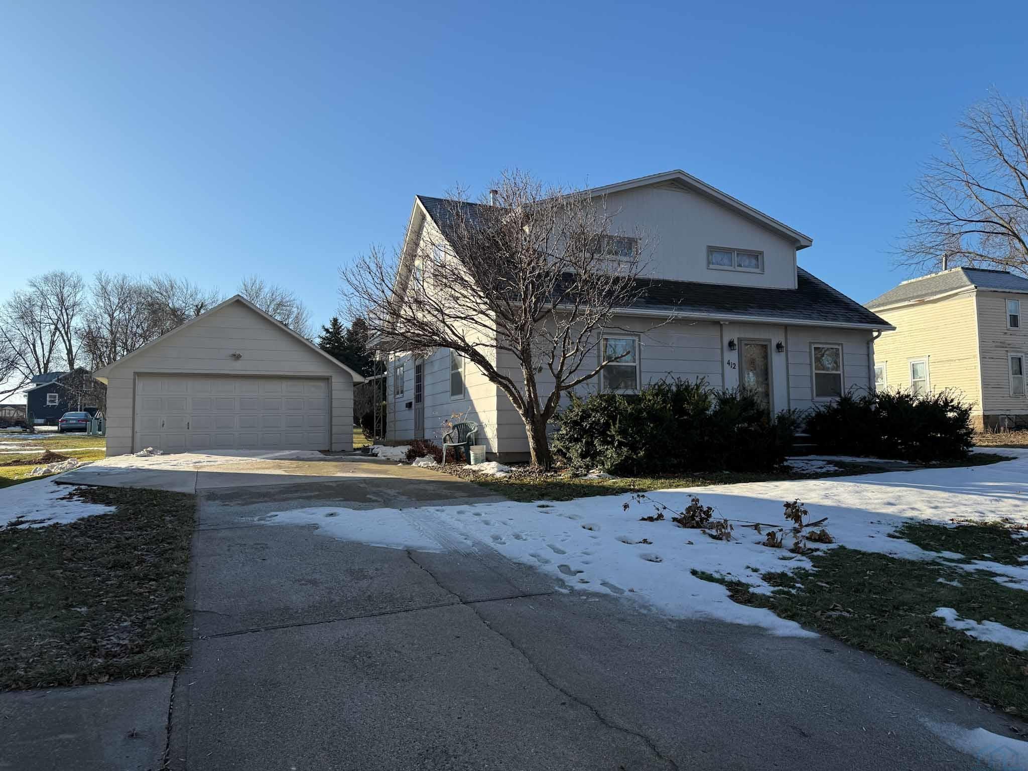 412 5th St NE, Orange City, IA 51041 