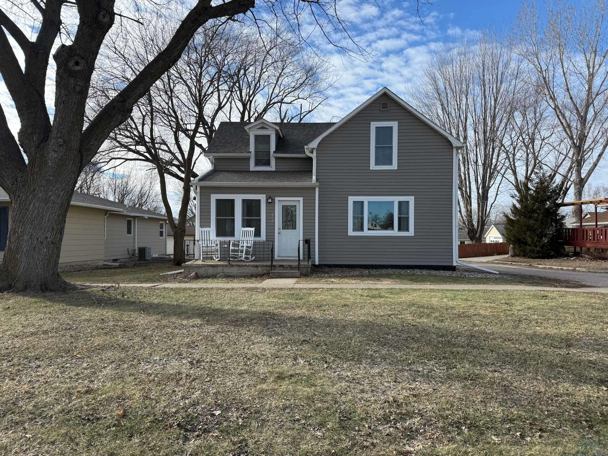 212 Arizona Ave NW, Orange City, IA 51041 