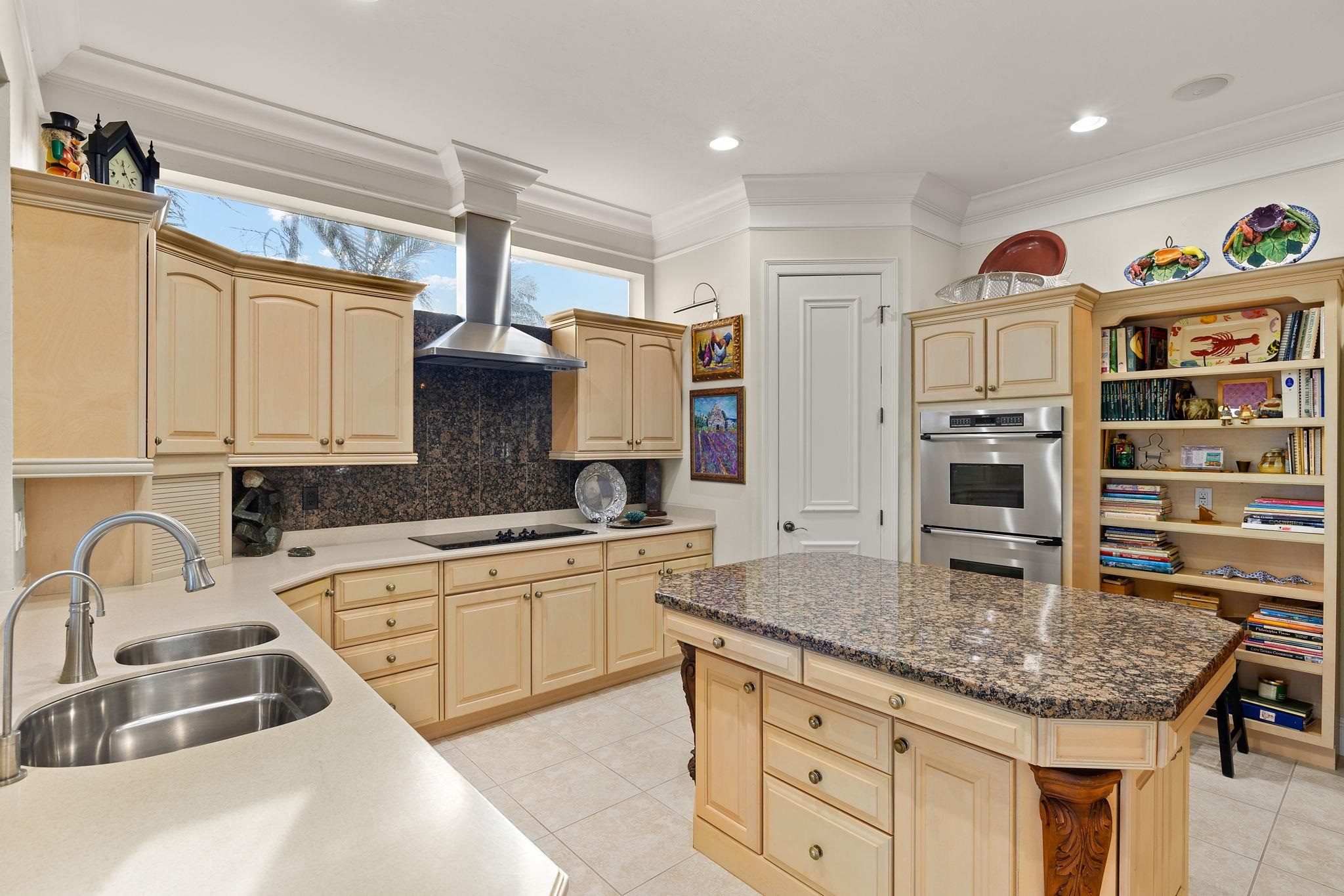 628 Lighthouse Way, Sanibel, FL 33957