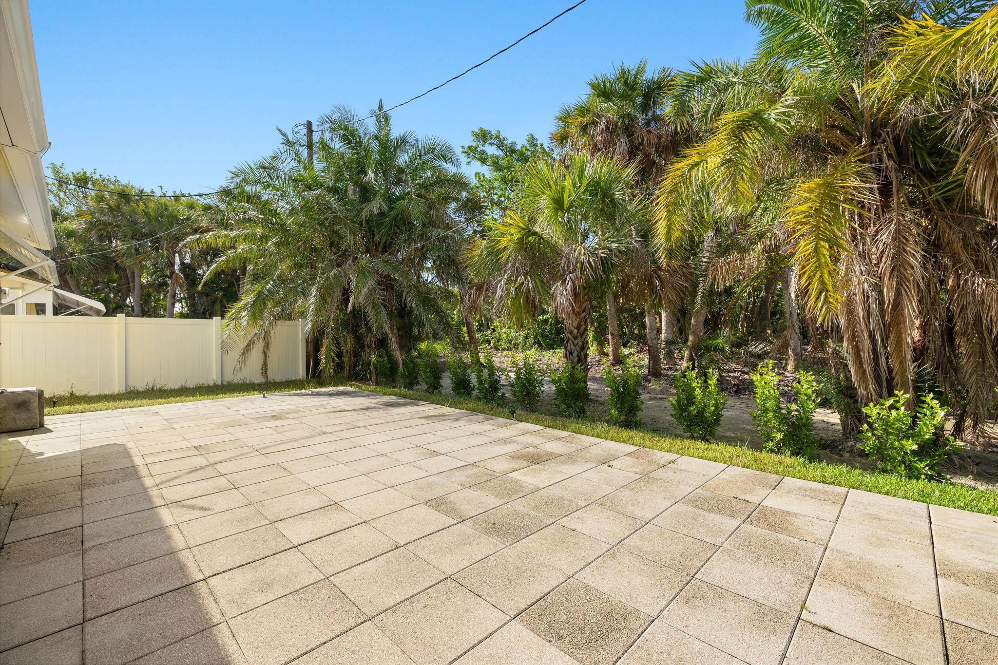 1672 Atlanta Plaza Dr, Sanibel, FL 33957